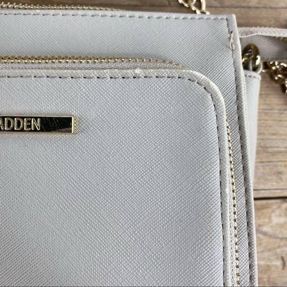Steve Madden light gray crossbody bag with gold chain strap hardware - Picture 12 of 13